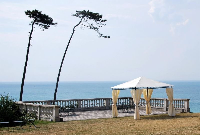 tonnelle blanche devant la mer 