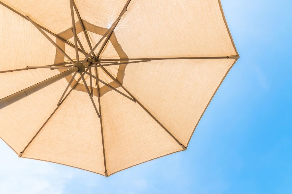 Lire la suite à propos de l’article Comment changer la toile d’un parasol ?