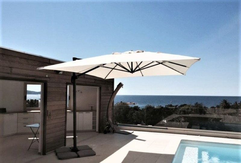 Parasol blanc sur terrasse