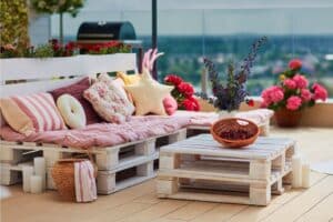 Lire la suite à propos de l’article Comment faire un salon de jardin en palette ?