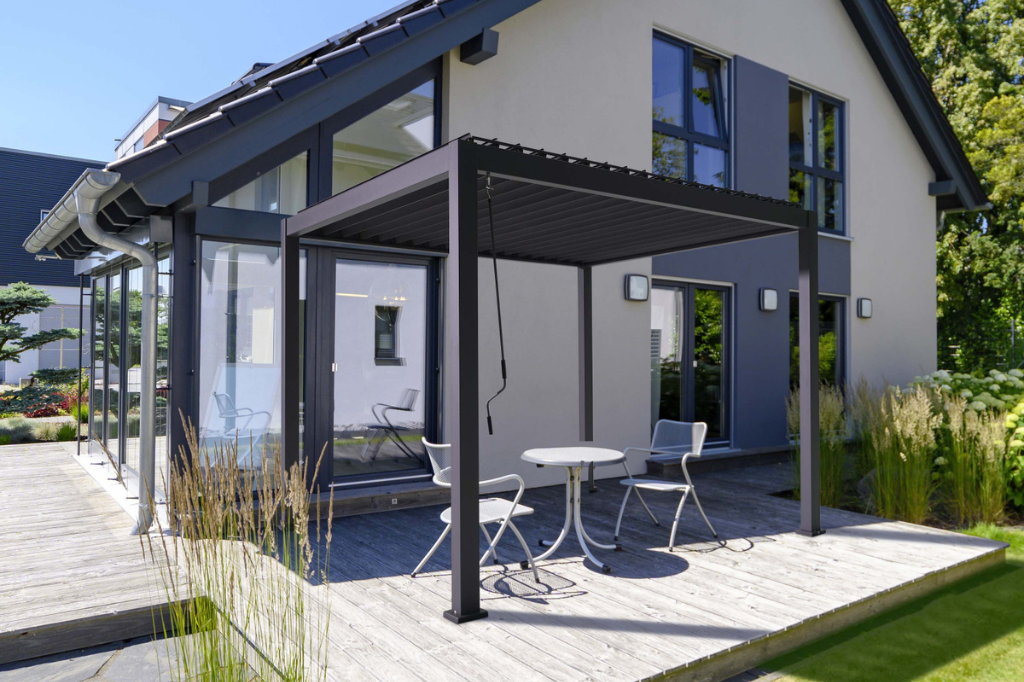 Lire la suite à propos de l’article Guide pratique : tout savoir sur la pergola bioclimatique