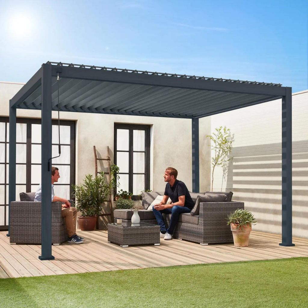 pergola bioclimatique aluminium avec salon de jardin