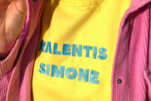 Lire la suite à propos de l’article Ralentis Simone : des vêtements de seconde mains haut en couleur !