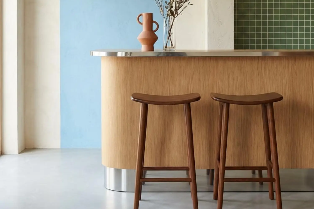 Lire la suite à propos de l’article Comment choisir la hauteur idéale d&rsquo;un tabouret de bar pour mon comptoir de cuisine ?
