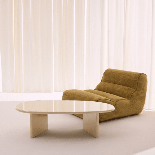 glanzende witte tafel in een moderne woonkamer