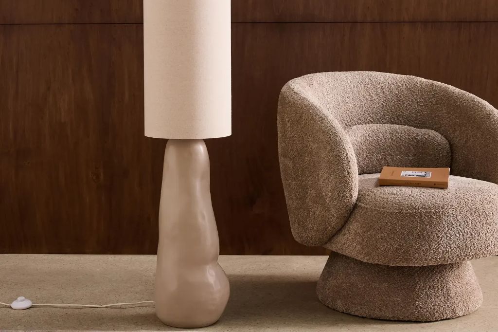 Lire la suite à propos de l’article Où placer une grande lampe à poser au sol dans son séjour ?